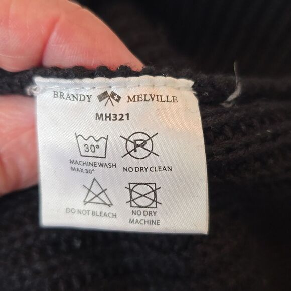 Brandy Melville Black Crewneck Sweater. Classic Cable Knit, One Size. Great Cond - Picture 3 of 7